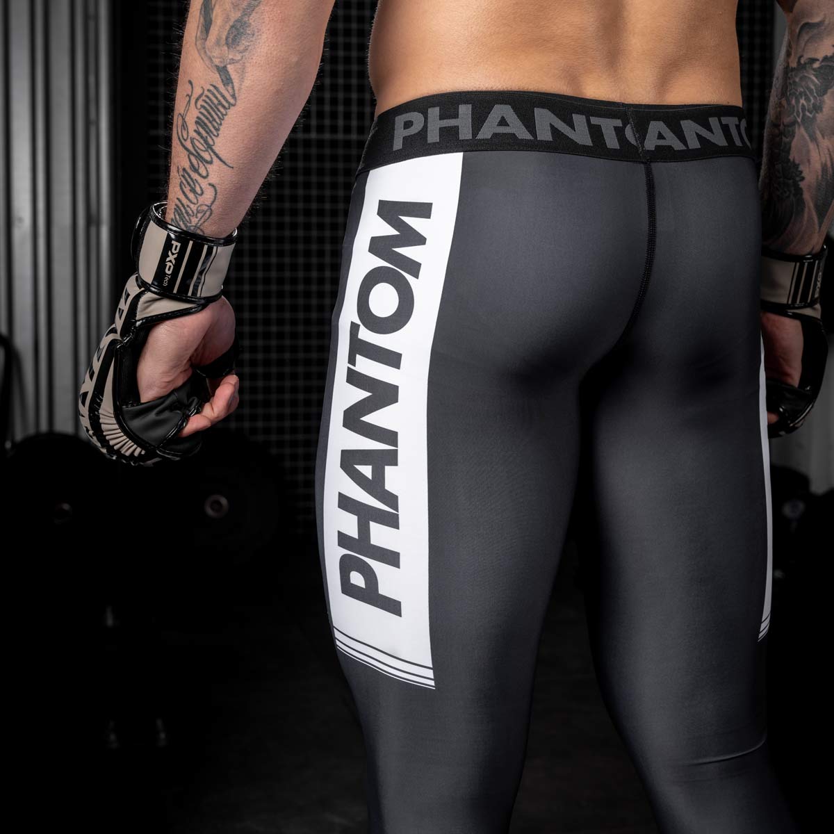 Lange Compression Tights von Phantom für deinen Kampfsport. Überragende Qualität, Passform und Komfort. Perfekt für MMA, Grappling, Muay Thai, BJJ oder auch Ringen. Die beste Kampfsport Legging auf dem Markt. Hier im schwarzen Apex Design.