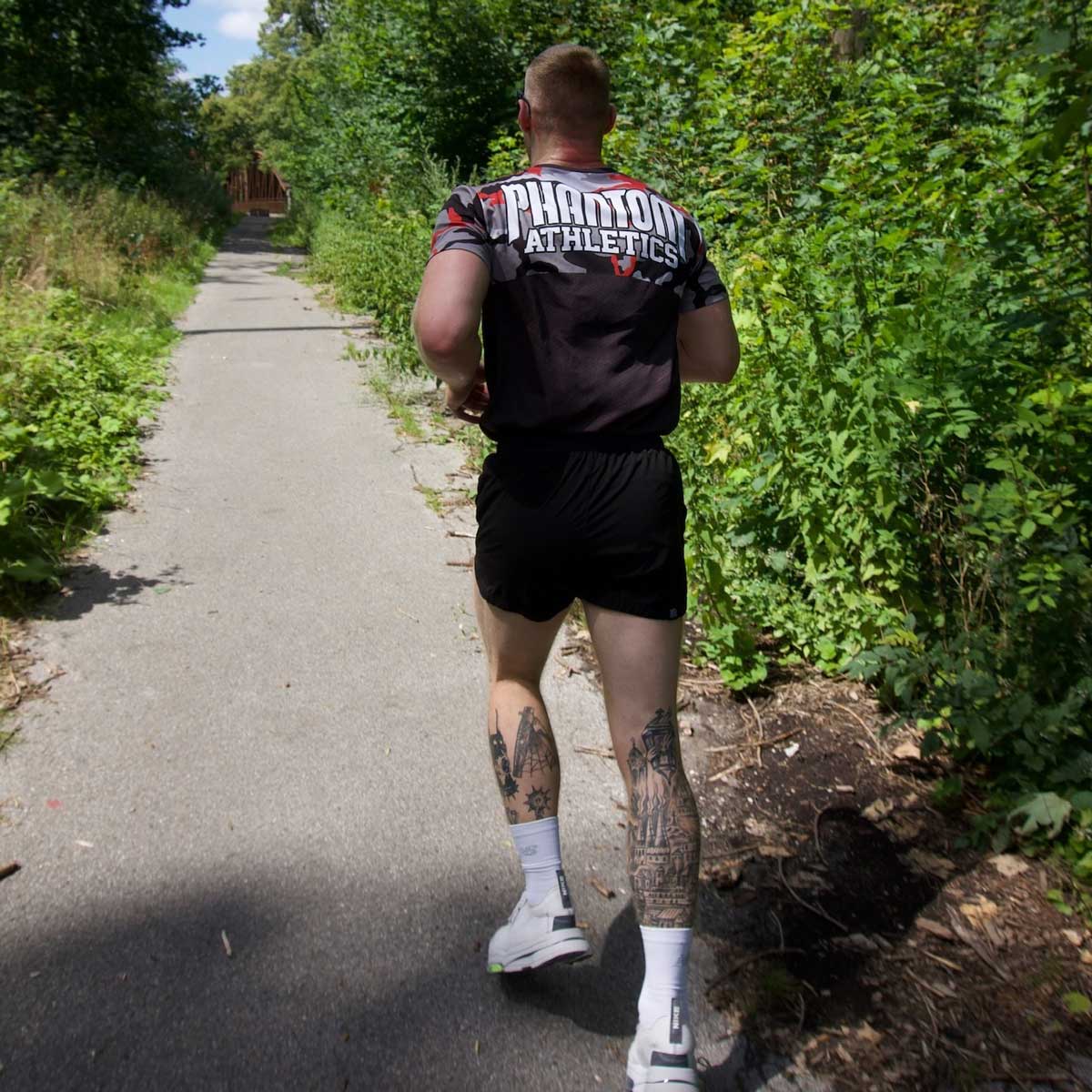 Mit dem Trainingsshirt EVO Camo Rot sind Kampfsportler und Fitnessbegeisterte optimal ausgerüstet. Das feuchtigkeitsableitende Material hält die Haut angenehm trocken und kühl, auch bei langen Workouts. Das dynamische rote Camo-Design macht das Shirt zum modischen Highlight im Training.