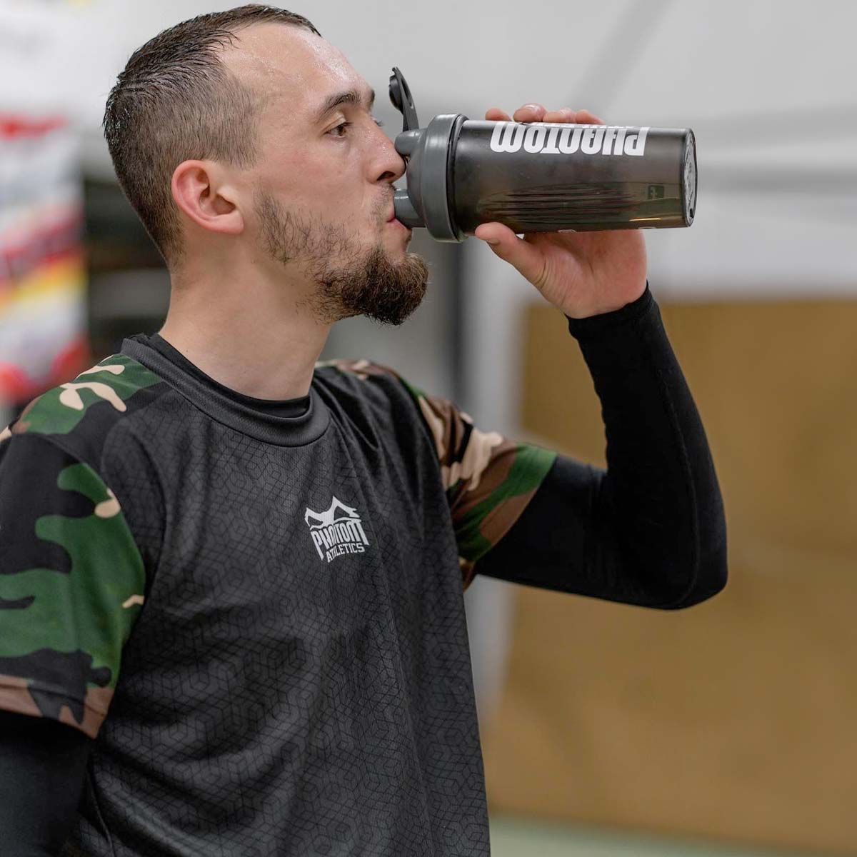 Das Trainingsshirt EVO Camo Woodland von Phantom Athletics ist für intensive Trainings und Workouts ausgelegt. Durch das feuchtigkeitsableitende Material bleibt die Haut trocken, und die flexible Passform unterstützt volle Beweglichkeit. Das Woodland-Camo-Design verleiht dem Shirt einen einzigartigen, sportlichen Stil.