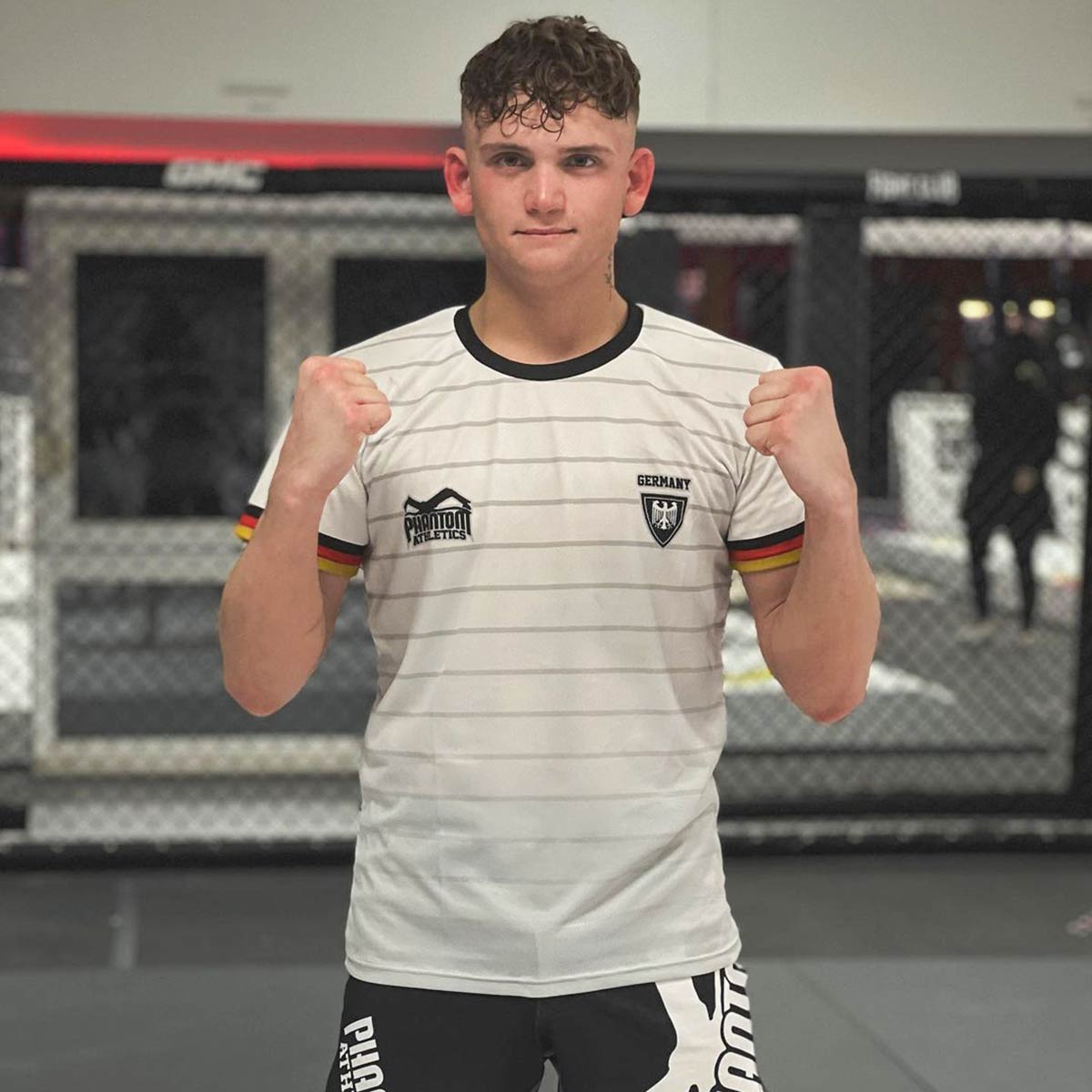 Mit dem Phantom Athletics Trainingsshirt EVO Germany White bist du für jede Trainingseinheit gerüstet. Perfekt für MMA, Sparring oder Grappling, dank seines ultraleichten und schweißableitenden Materials.