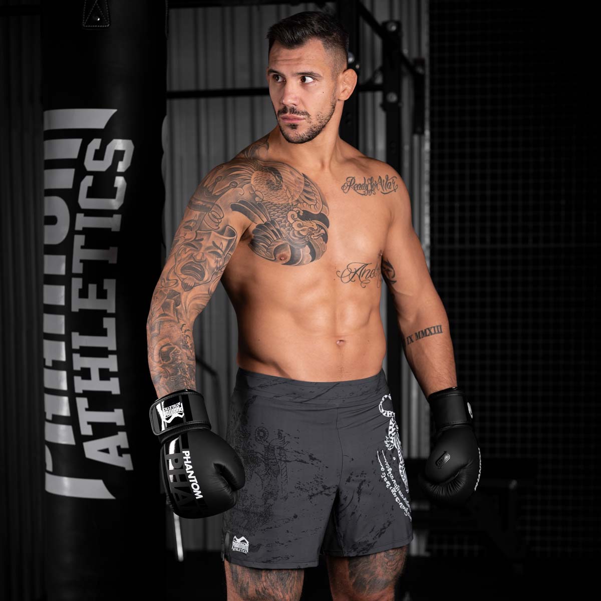 Das Boxsack-Set Hydro von Phantom Athletics bietet dir ein Rundum-Paket für dein Training, ideal für MMA, Kickboxen und klassisches Boxen. Der hochwertige Boxsack kombiniert Strapazierfähigkeit mit perfektem Handling, während Handschuhe und Bandagen für optimalen Schutz sorgen.