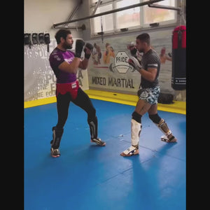 Phantom Athletics Fusion Tsunami Shorts, ideal für Grappling und Thaiboxen. Die Shorts bieten einen sicheren Sitz und hervorragende Bewegungsfreiheit für anspruchsvolle Kämpfer.