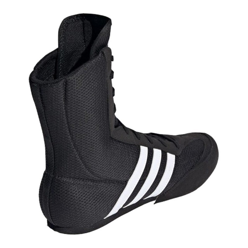 Adidas Box Hog 2 in Schwarz mit rutschfester Gummisohle und optimalem Knöchelschutz. Bietet hervorragenden Grip und Stabilität auf allen Ringböden, perfekt für schnelle Fußarbeit.