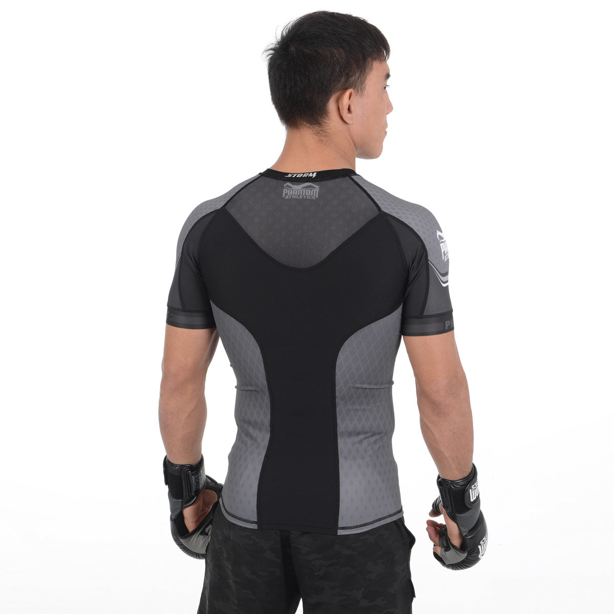 Storm Nitro Kurzarm Rashguard von Phantom Athletics – perfektes Trainingsshirt für MMA, BJJ und Ringen. Unterstützt die Muskulatur und sorgt für schnellen Feuchtigkeitstransport.