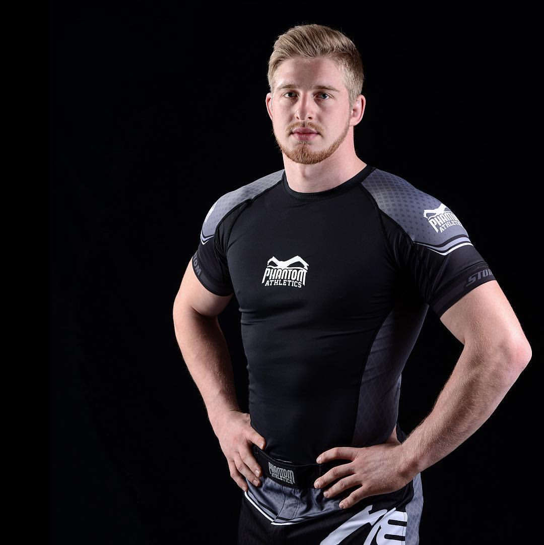 Phantom Athletics Compression Rashguard Storm Nitro – entwickelt für No-Gi Grappling und Ringertraining. Atmungsaktives Material bietet Muskelkompression und maximale Beweglichkeit.