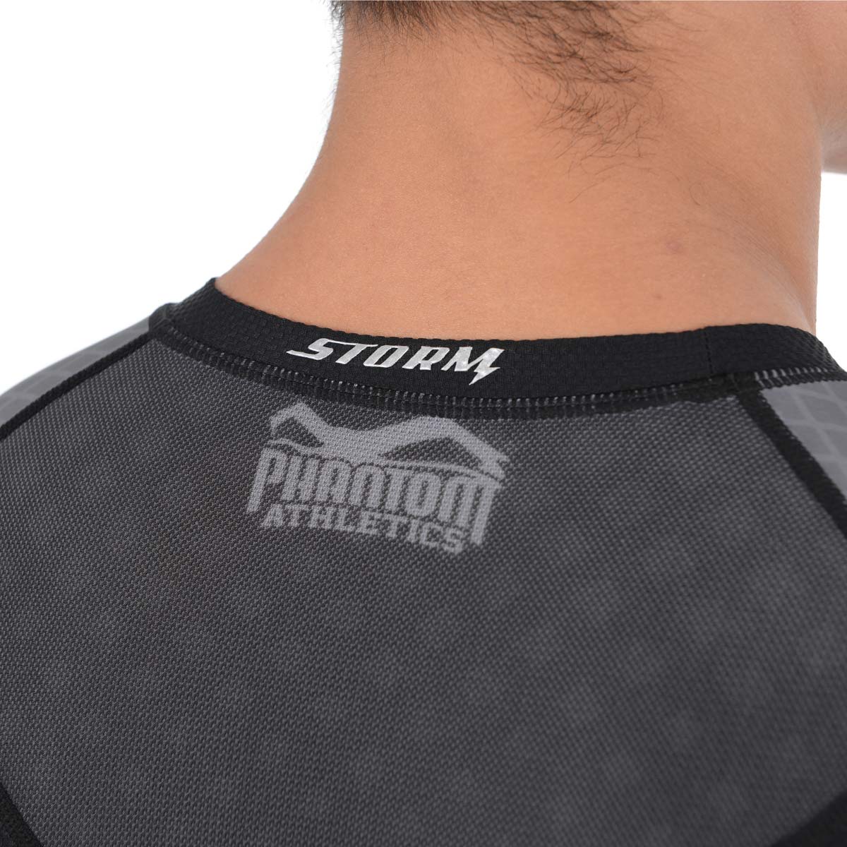 Kurzärmliges Storm Nitro Rashguard von Phantom Athletics – bietet Muskelunterstützung und Schutz für Ringer, MMA-Kämpfer und Grappler. Perfekt für Training und Wettkampf.