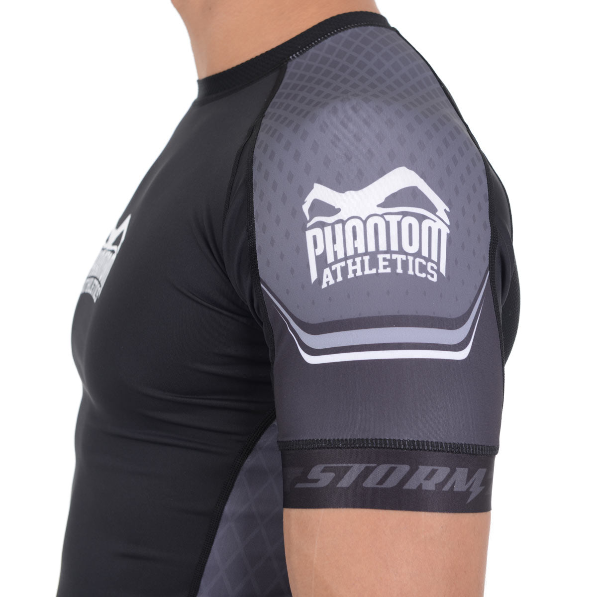 Storm Nitro Rashguard von Phantom Athletics – ideal für Kampfsportarten wie No-Gi BJJ, Ringen und MMA. Leichtes, strapazierfähiges Material sorgt für optimale Performance.