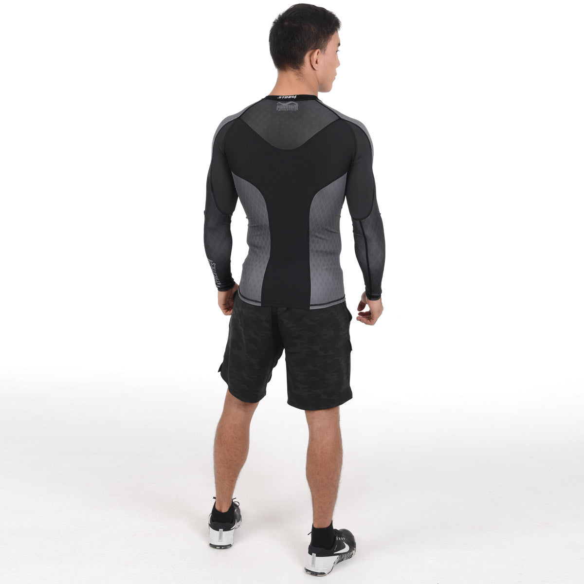 Phantom Athletics Compression Shirt Storm Nitro LS – funktionelles Rashguard für BJJ und No-Gi Grappling. Langärmliges Design bietet Wärme, Muskelkompression und Bewegungsfreiheit.