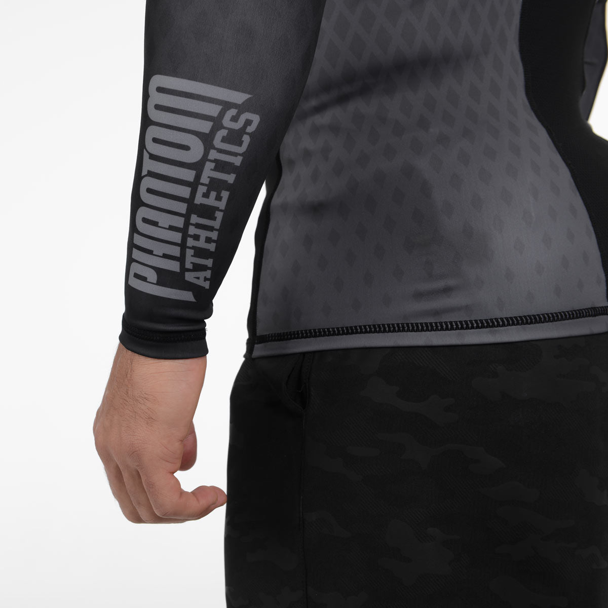 Storm Nitro LS Rashguard von Phantom Athletics – entwickelt für Brazilian Jiu-Jitsu, Ringen und MMA. Langarm-Kompressionsshirt für optimale Performance und Schutz.