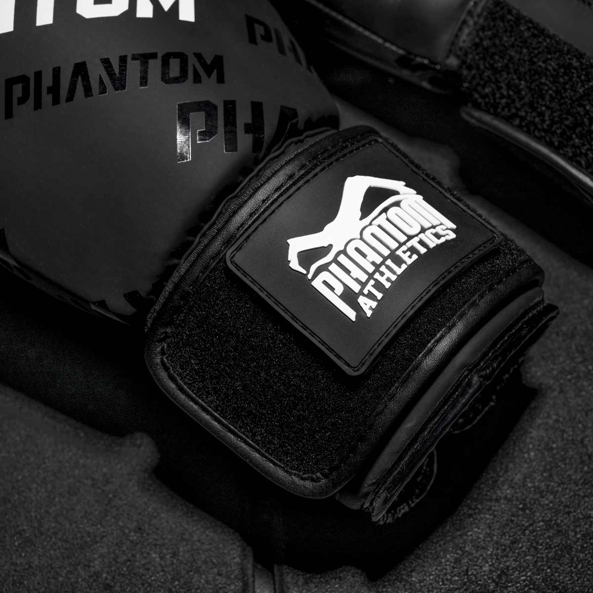 Diese Boxhandschuhe Velcro sind ideal für Sportarten wie MMA, Boxen und Muay Thai, die eine hohe Schlagfrequenz erfordern. Die dicke Polsterung schützt die Knöchel und Hände zuverlässig, während der Klettverschluss für Stabilität sorgt. Die Handschuhe sind langlebig und angenehm zu tragen.