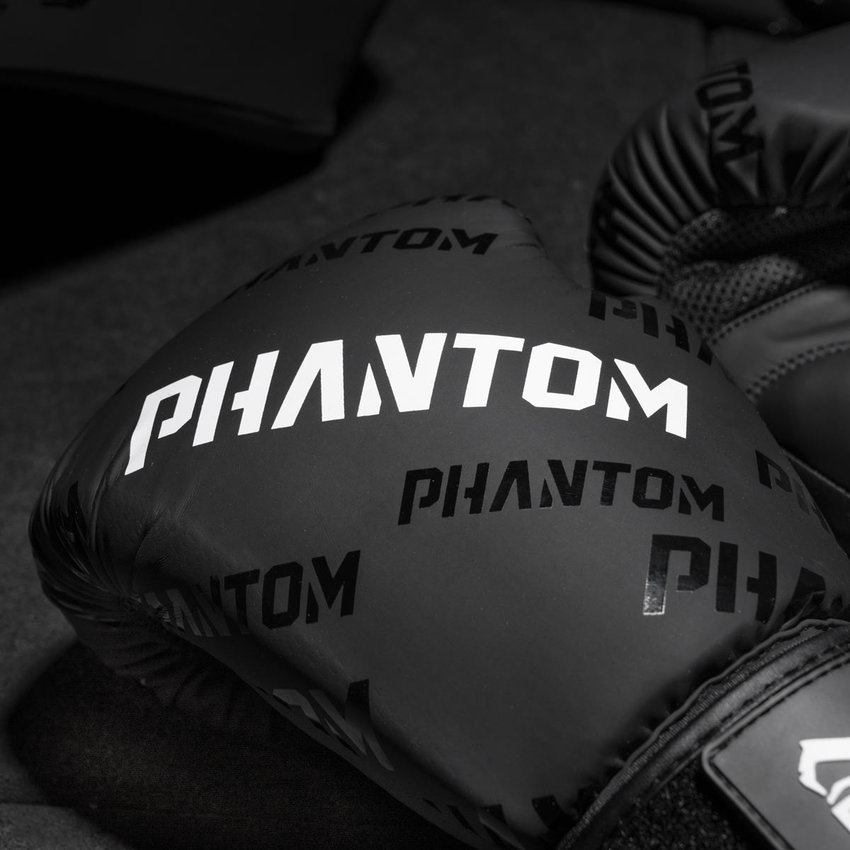 Phantom Athletics’ Boxhandschuhe Velcro sind speziell für harte Trainingseinheiten und Sparring-Sessions entwickelt. Der Klettverschluss hält die Handschuhe fest am Handgelenk und schützt vor Verrutschen, während die dicke Polsterung die Knöchel schont. Ideal für Sportarten wie Boxen und Kickboxen.