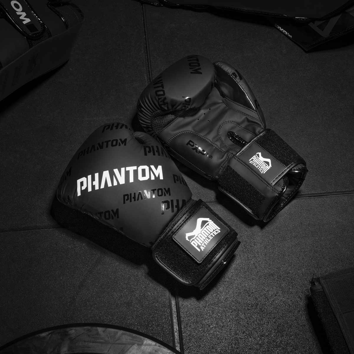 Die Boxhandschuhe Velcro von Phantom Athletics sind für tägliches Training und Sparring in Boxen und Muay Thai ausgelegt. Der praktische Klettverschluss ermöglicht eine einfache Anpassung und optimalen Sitz. Das strapazierfähige Material sorgt für eine lange Lebensdauer, auch bei intensiver Nutzung.