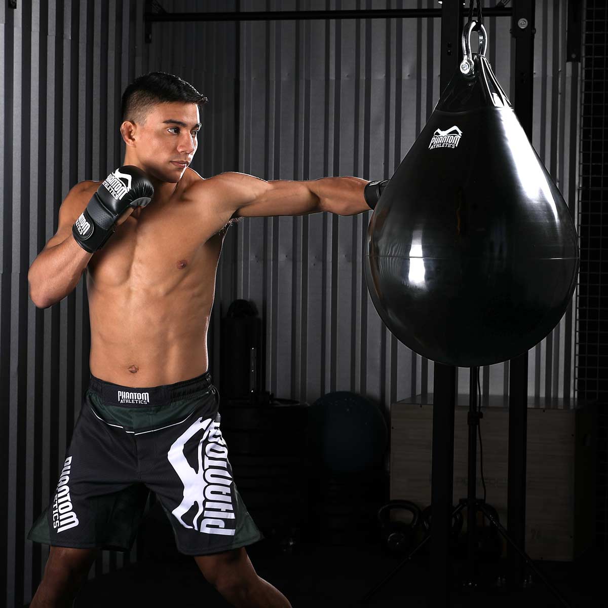 KSW Champion Daniel Torres beim Aqua Boxsack Training