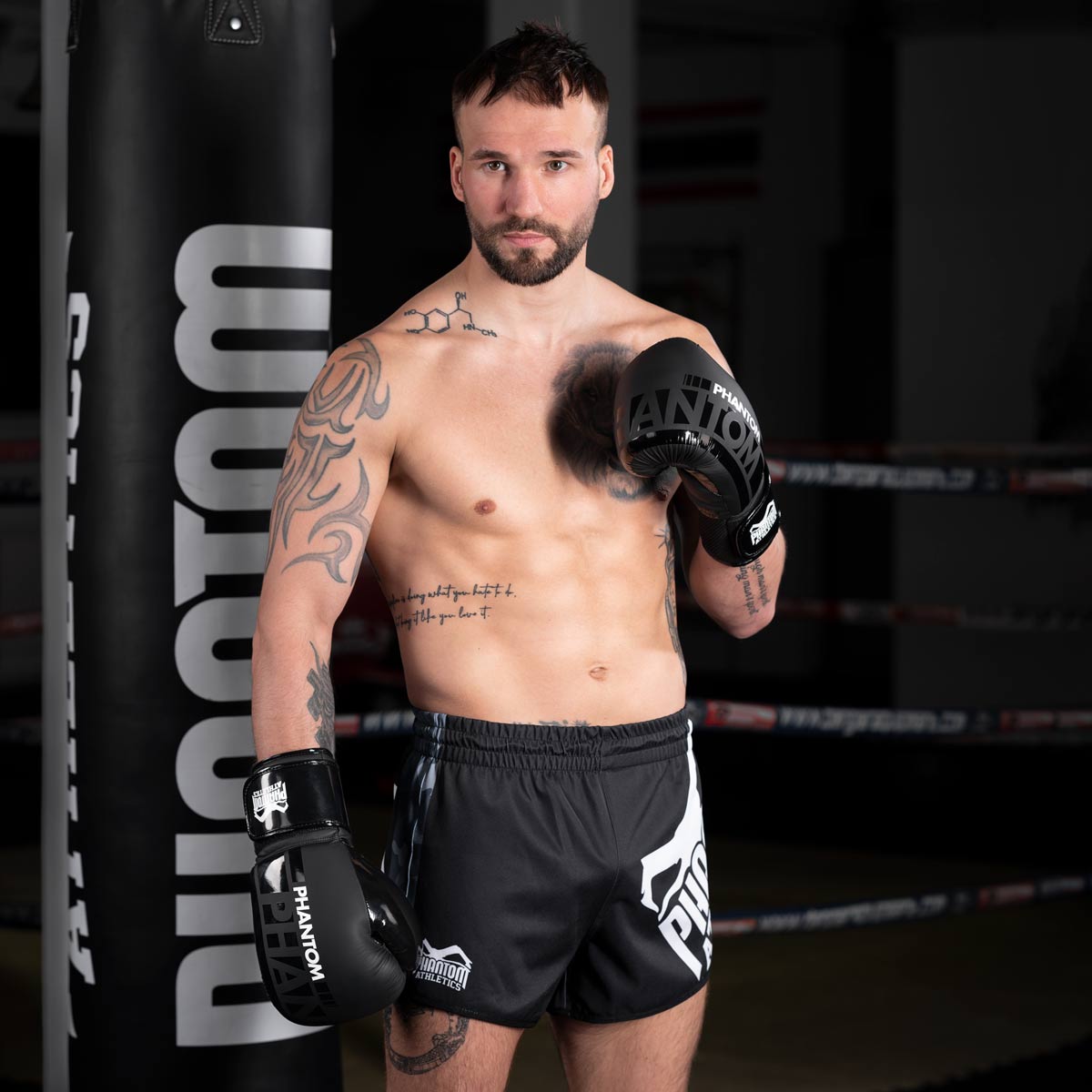 Muay Thai Fighter Carsten Ringler beim Training. Phantom APEX Speed Boxhandschuhe für Kampfsport Training und Wettkampf. Mit hochqualitativer Polsterung und elastischem Klettverschluss für eine perfekte Handgelenksunterstützung.