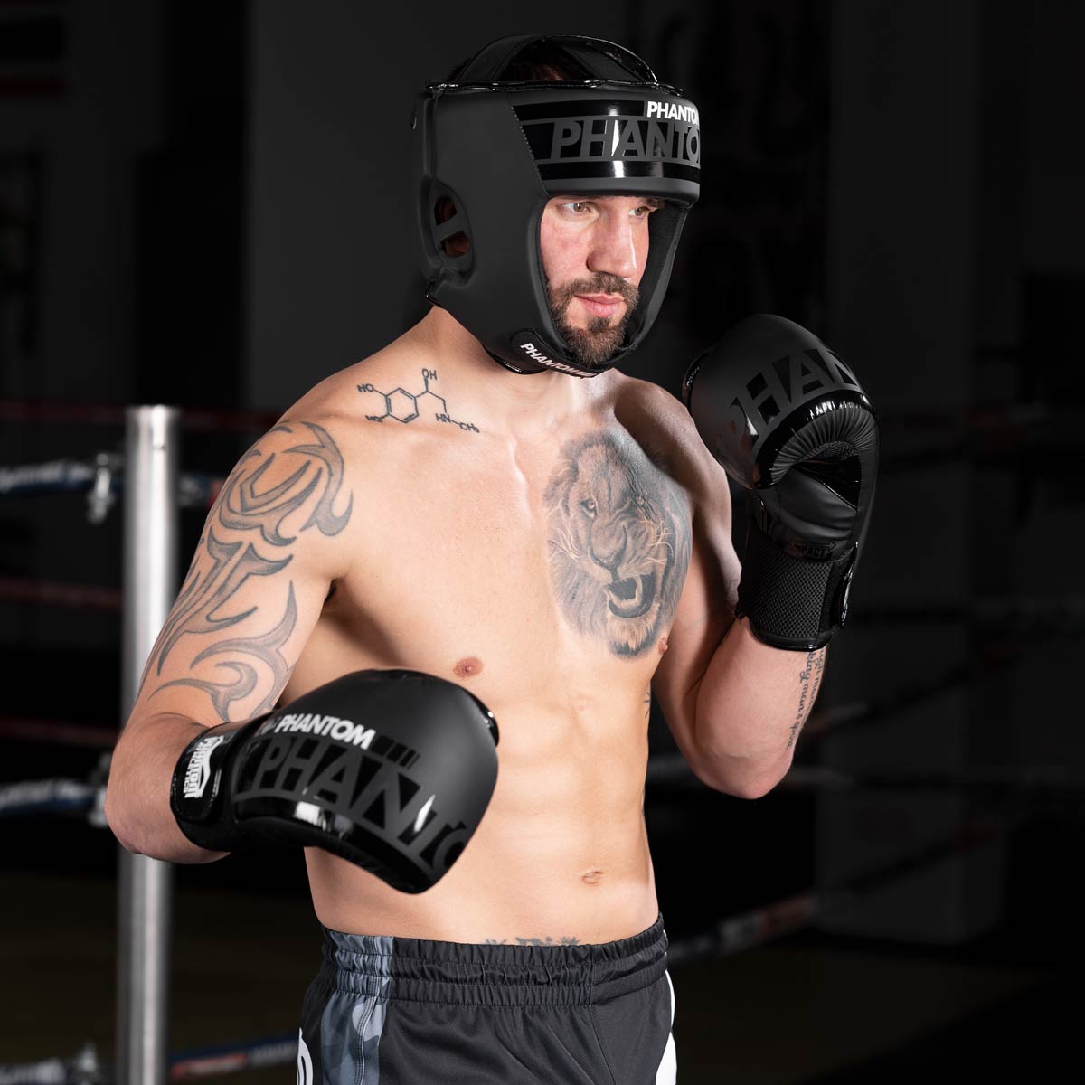 Muay Thai Fighter Carsten Ringler im Sparring. Phantom APEX Speed Boxhandschuhe für Kampfsport Training und Wettkampf. Mit hochqualitativer Polsterung und elastischem Klettverschluss für eine perfekte Handgelenksunterstützung.