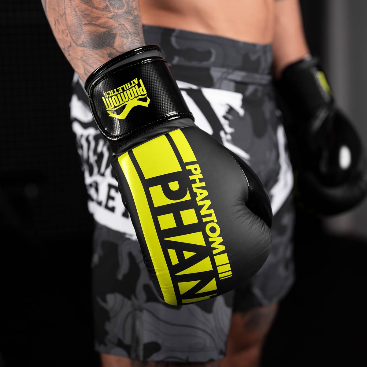 Die Phantom Apex Boxhandschuhe Elastic in neongelb beim Kampfsporttraining