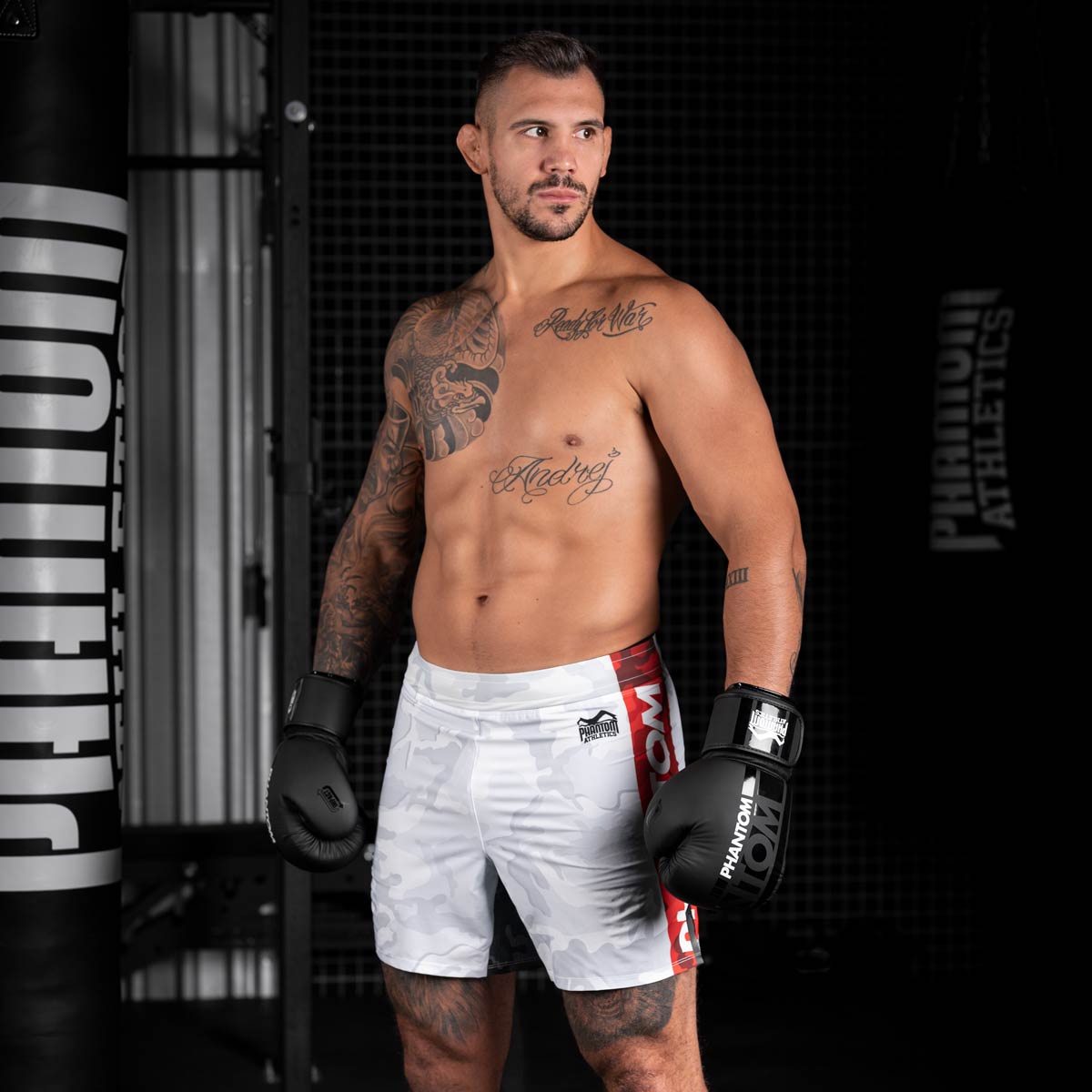 UFC Fighter Aleksander Rakic im Gym mit der Phantom Flex Fightshorts und den Phantom Apex Boxhandschuhen