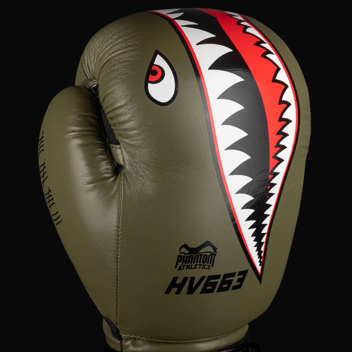 Die Phantom Fight Squad Boxhandschuhe für MMA verfügen über einen auffälligen Print im Haifisch Look.