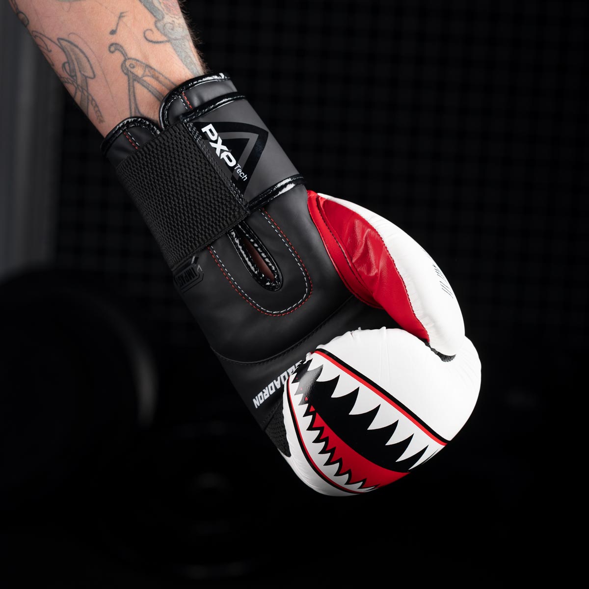 Die Phantom Fight Squad Boxhandschuhe für MMA verfügen über einen auffälligen Print im Haifisch Look.