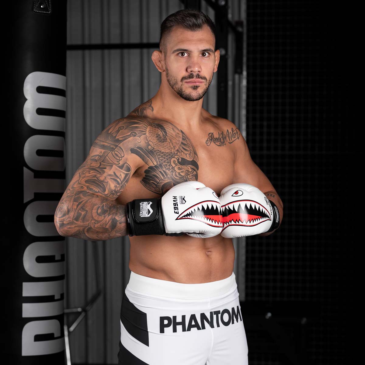 UFC Fighter Aleks Rakic im Gym beim Training mit den Phantom Fight Squad Boxhandschuhen in weiss.