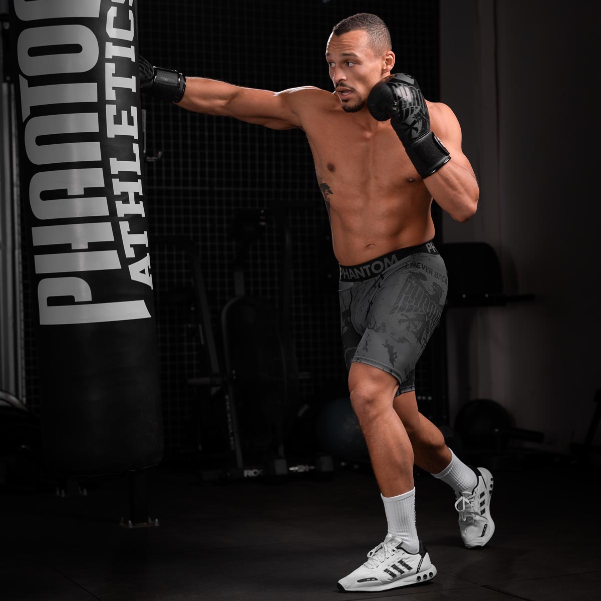 MMA Fighter Karan Mosebach beim Sandsacktraining mit den Phantom German Eagle Boxhandschuhen.