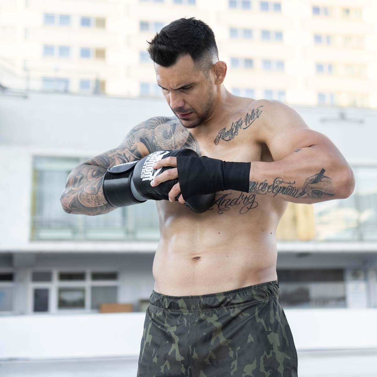 UFC Star Aleks Rakic mit den Phantom MMA Impact Bandgen vorm Boxtraining in Wien