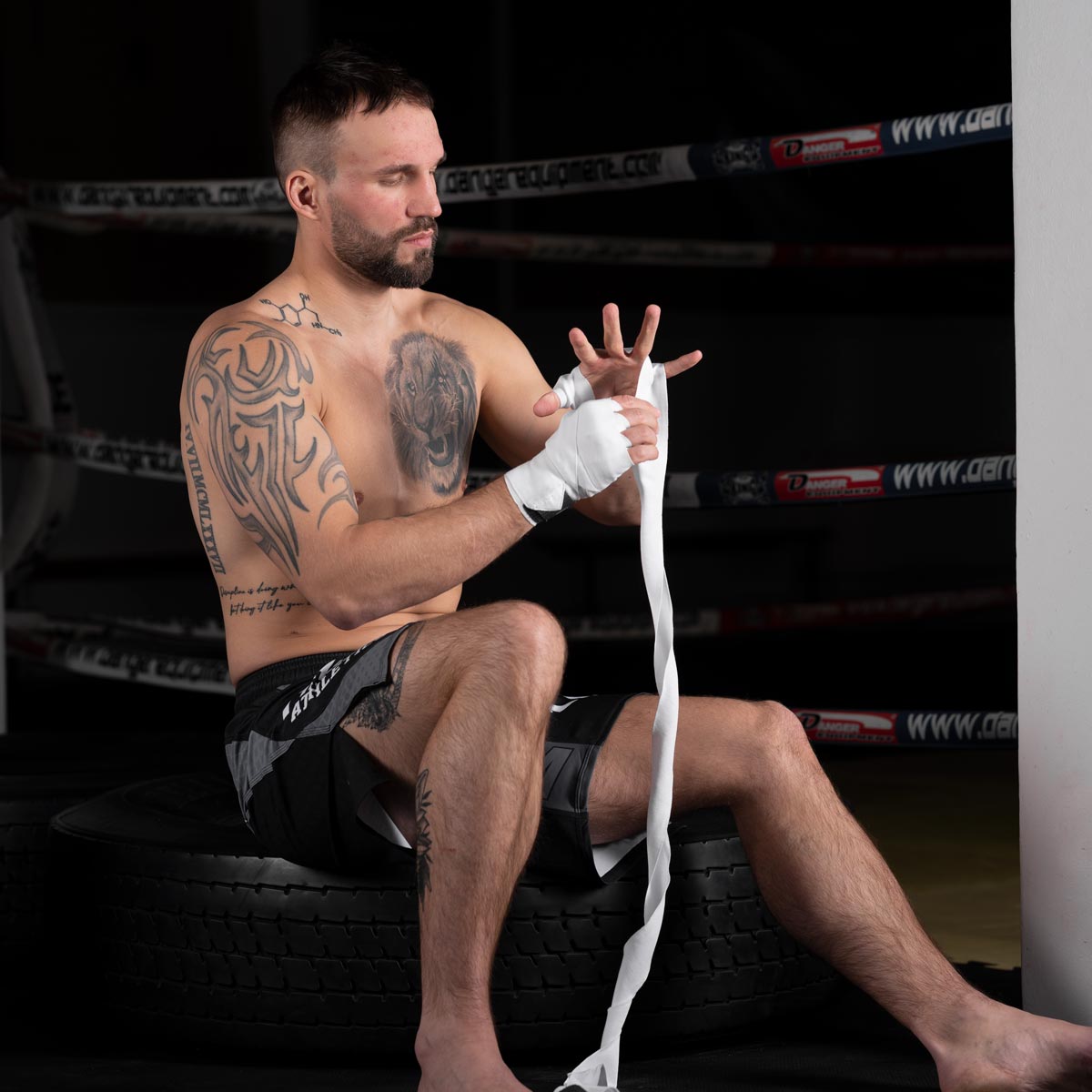 Die Phantom Impact Boxbandagen für dein Kampfsporttraining. 2 Sets Bandagen in 250 oder 400cm Länge. Ideal für MMA, Muay Thai oder Kickboxen. Aus halbelastischem Material mit hochwertigem Logo und Klettverschluss. Muay Thai Fighter Carsten Ringler beim Training.