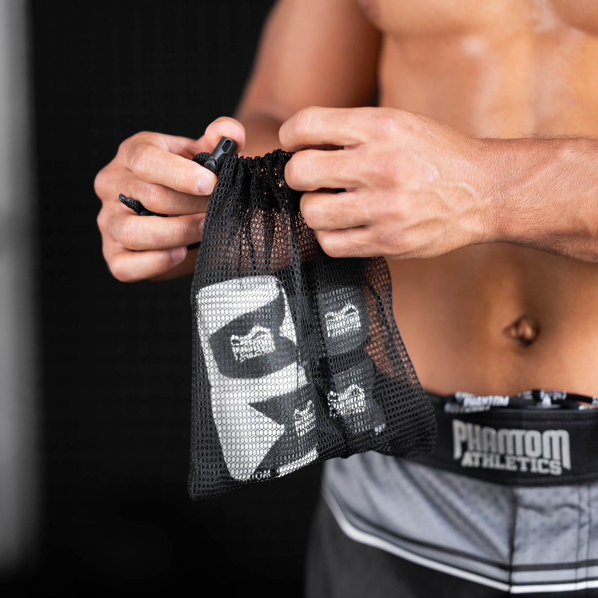 Die Phantom Impact Boxbandagen für dein Kampfsporttraining. 2 Sets Bandagen in 250 oder 400cm Länge. Ideal für MMA, Muay Thai oder Kickboxen. Aus halbelastischem Material mit hochwertigem Logo und Klettverschluss.