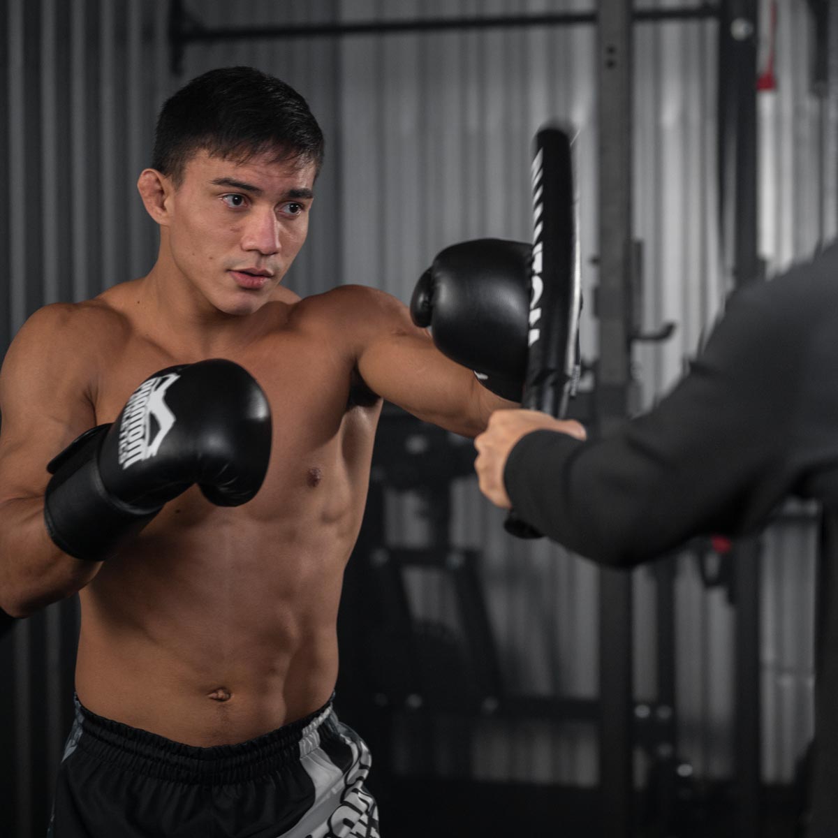 KSW MMA Champion Daniel Torres beim Boxtraining an den Phantom Boxing Sticks.