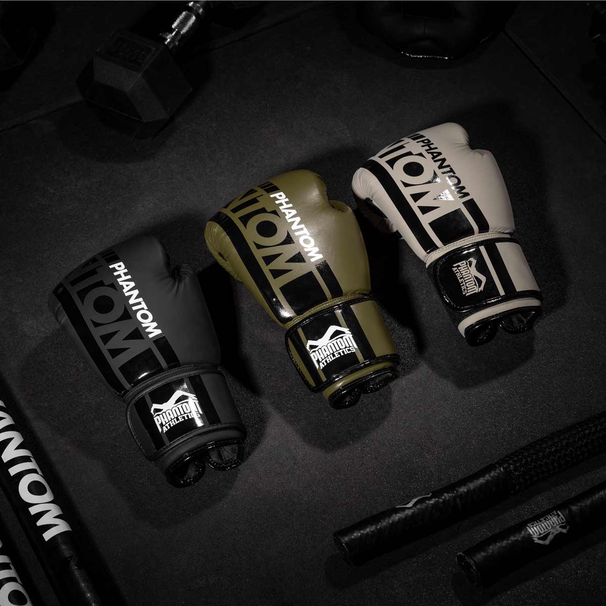 Die Boxhandschuhe Apex Sand von Phantom sind mit starker Polsterung und stabilisierendem Klettverschluss für das Handgelenk ideal für Boxen und MMA. Ihr sandfarbenes Design macht sie besonders ansprechend und modern. Sie bieten Komfort und Schutz im täglichen Training.