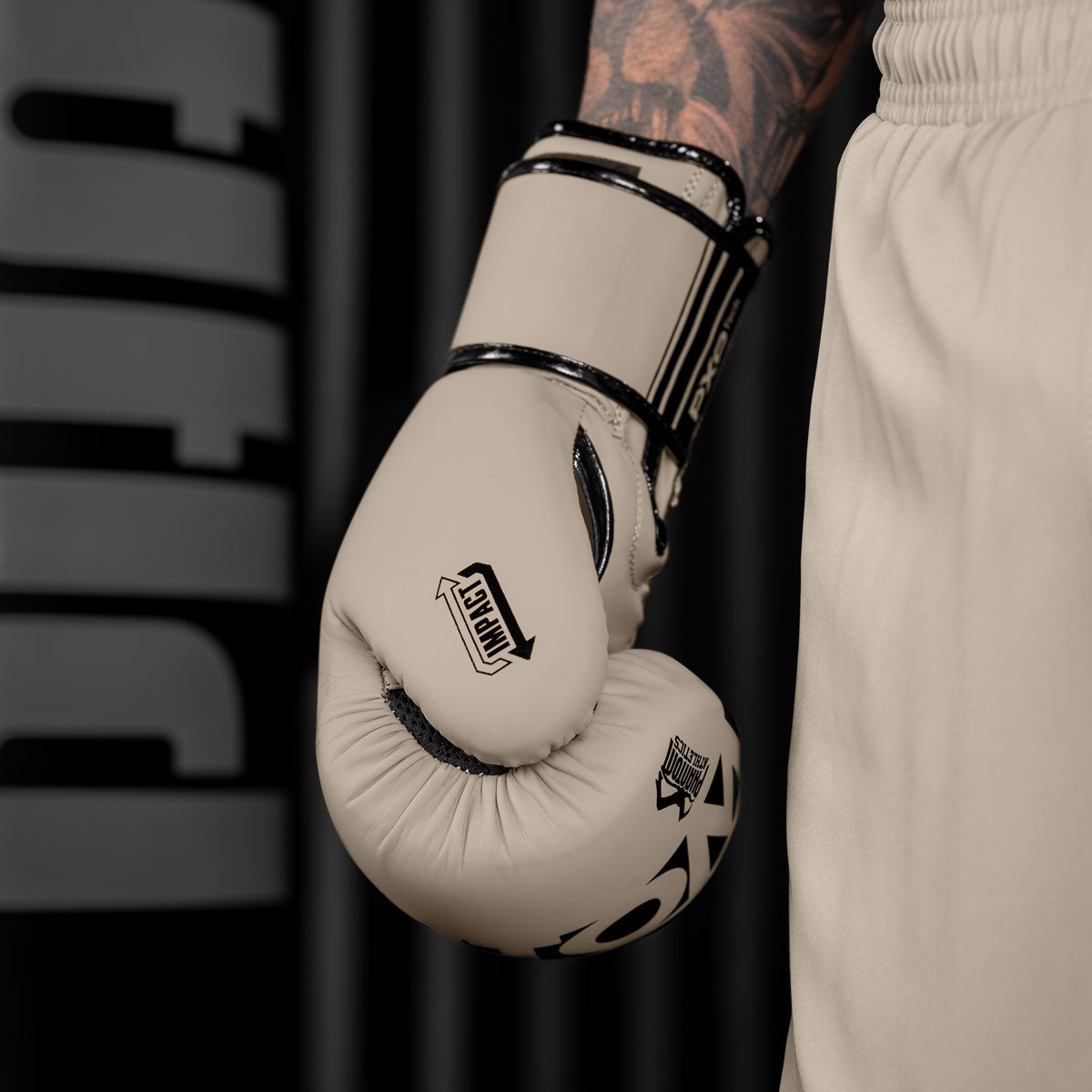 Phantom Athletics’ Boxhandschuhe Apex Sand sind speziell für MMA und Boxtraining entwickelt und bieten durch ihre ergonomische Polsterung besten Schutz. Der feste Klettverschluss sorgt für sicheren Halt und schützt das Handgelenk bei jedem Schlag. Diese Handschuhe sind langlebig und ideal für tägliches Training.