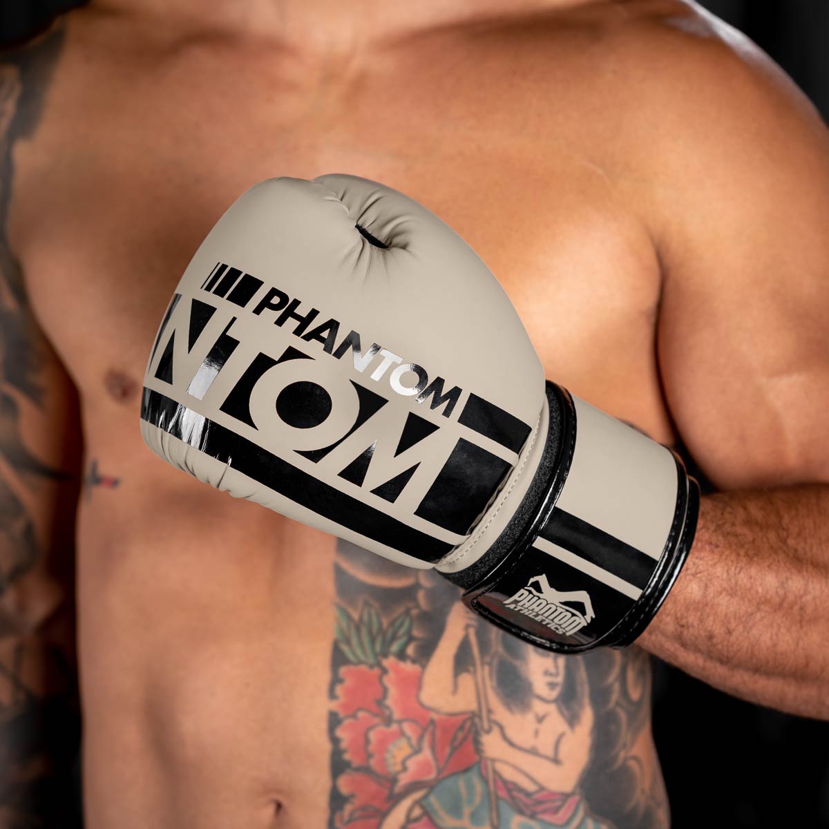 Mit den Boxhandschuhen Apex Sand bleiben Hände und Knöchel durch die starke Polsterung sicher geschützt. Der verstellbare Klettverschluss stabilisiert das Handgelenk, was die Handschuhe ideal für MMA und Boxtraining macht. Das sandfarbene Design sorgt für einen einzigartigen Look.