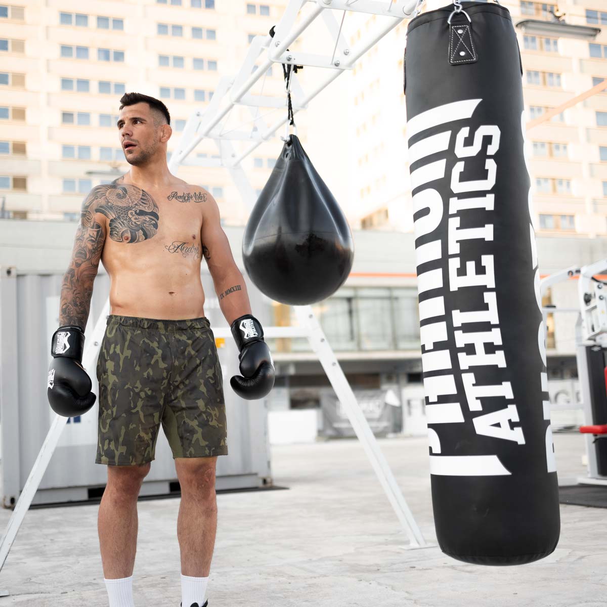 UFC Fighter Aleks Rakix neben dem Phantom High Performance Boxsack in 150cm