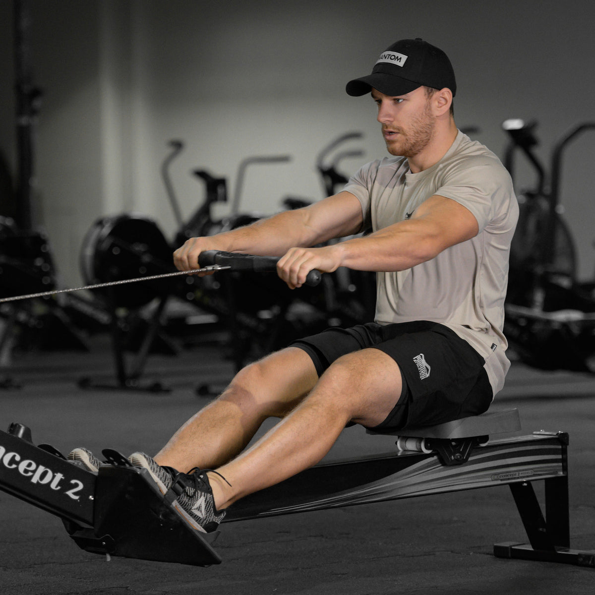 Kampfsport Cap im schwarz. Mit refkletierendem Look für Straße und Outdoor Training. Bekenne Flagge, egal ob beim MMA, Muay Thai, BJJ oder Kickboxen.