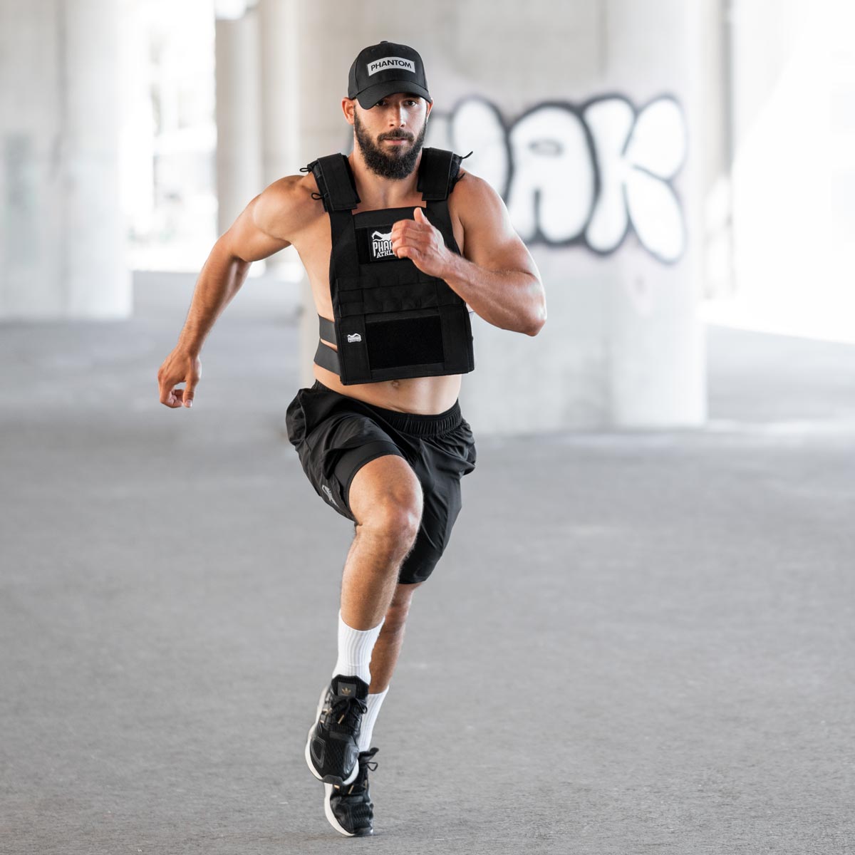 Kampfsport Cap im schwarz. Mit refkletierendem Look für Straße und Outdoor Training. Bekenne Flagge, egal ob beim MMA, Muay Thai, BJJ oder Kickboxen.