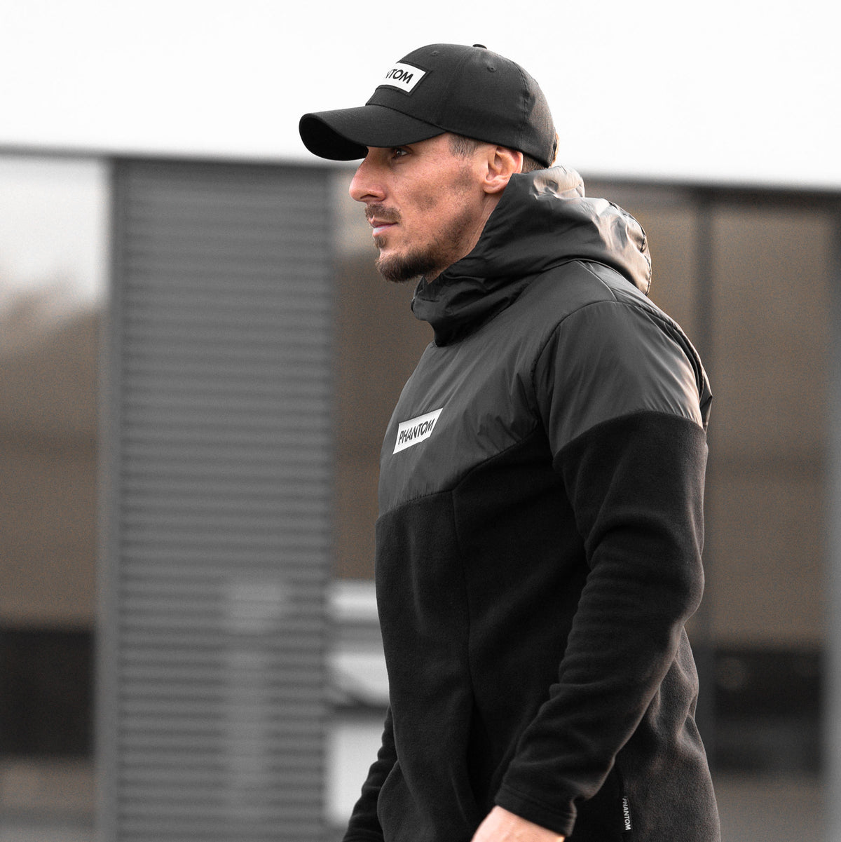 Kampfsport Cap im schwarz. Mit refkletierendem Look für Straße und Outdoor Training. Bekenne Flagge, egal ob beim MMA, Muay Thai, BJJ oder Kickboxen.