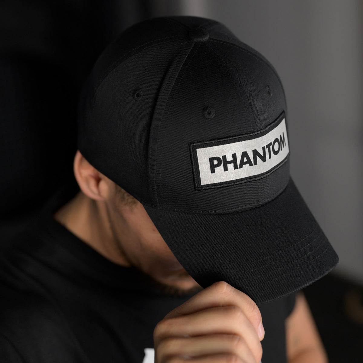 Kampfsport Cap im schwarz. Mit refkletierendem Look für Straße und Outdoor Training. Bekenne Flagge, egal ob beim MMA, Muay Thai, BJJ oder Kickboxen.