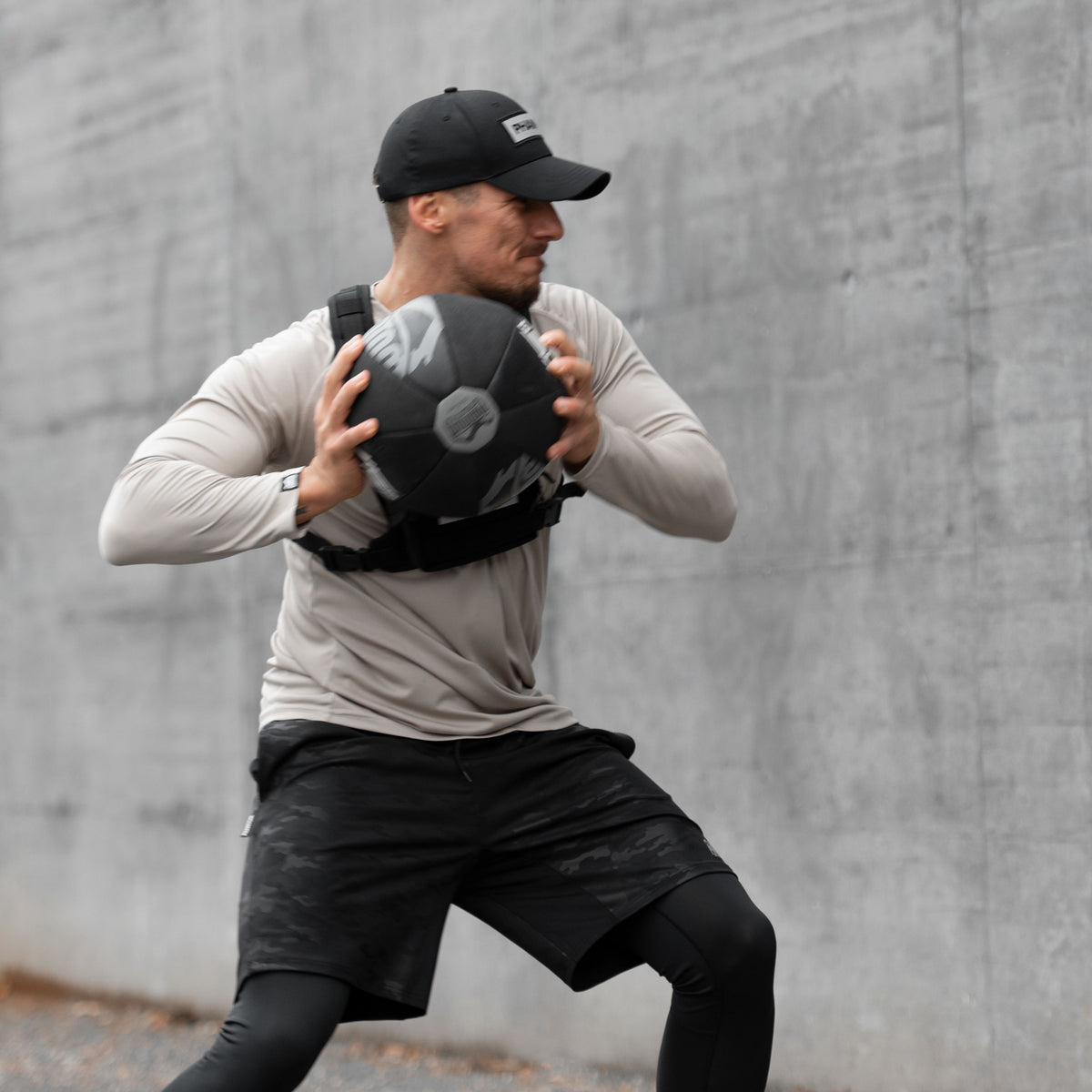 Kampfsport Cap im schwarz. Mit refkletierendem Look für Straße und Outdoor Training. Bekenne Flagge, egal ob beim MMA, Muay Thai, BJJ oder Kickboxen.