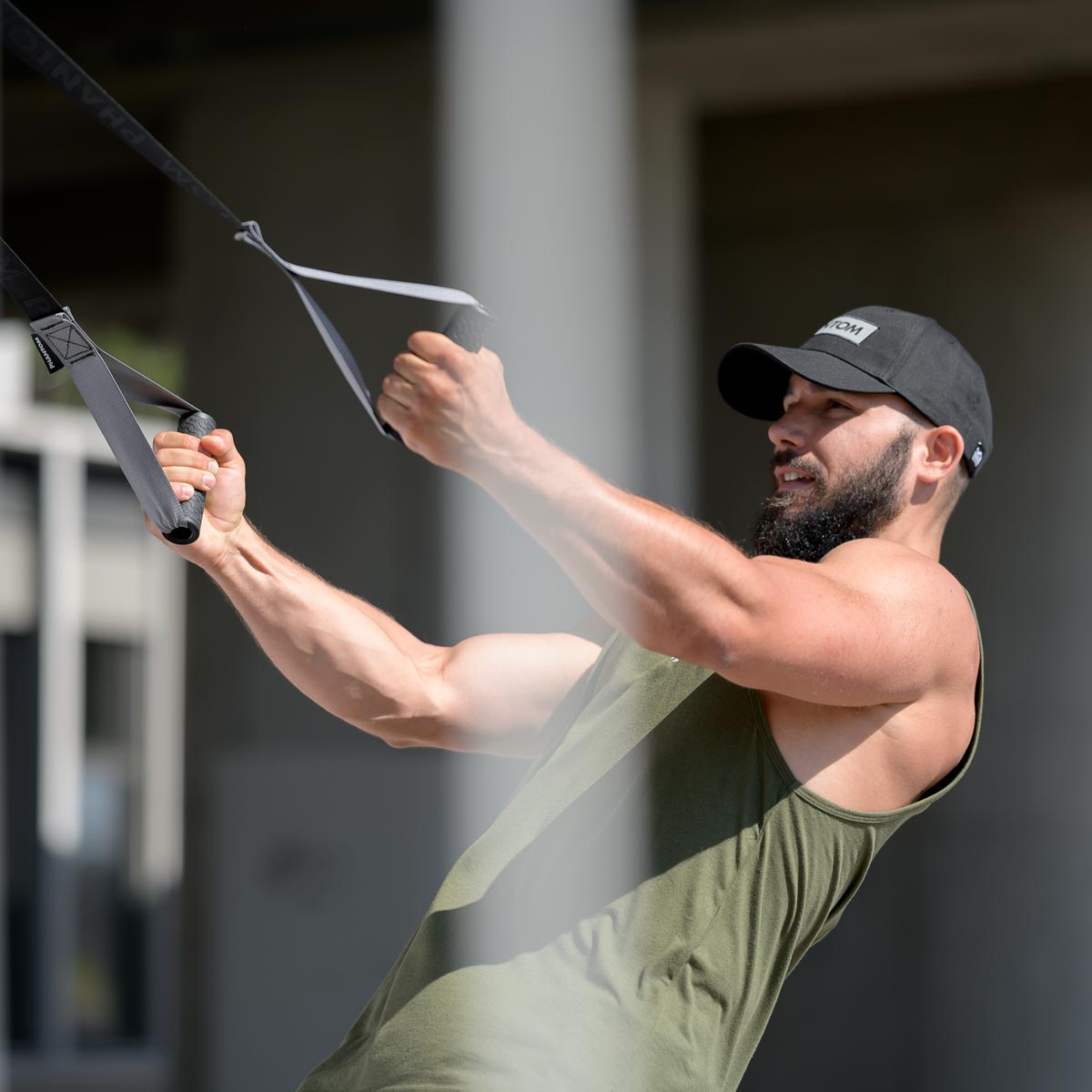 Kampfsport Cap im schwarz. Mit refkletierendem Look für Straße und Outdoor Training. Bekenne Flagge, egal ob beim MMA, Muay Thai, BJJ oder Kickboxen.