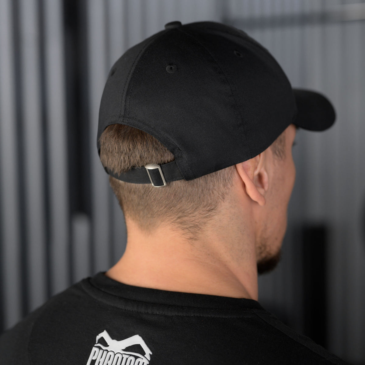 Kampfsport Cap im schwarz. Mit refkletierendem Look für Straße und Outdoor Training. Bekenne Flagge, egal ob beim MMA, Muay Thai, BJJ oder Kickboxen.