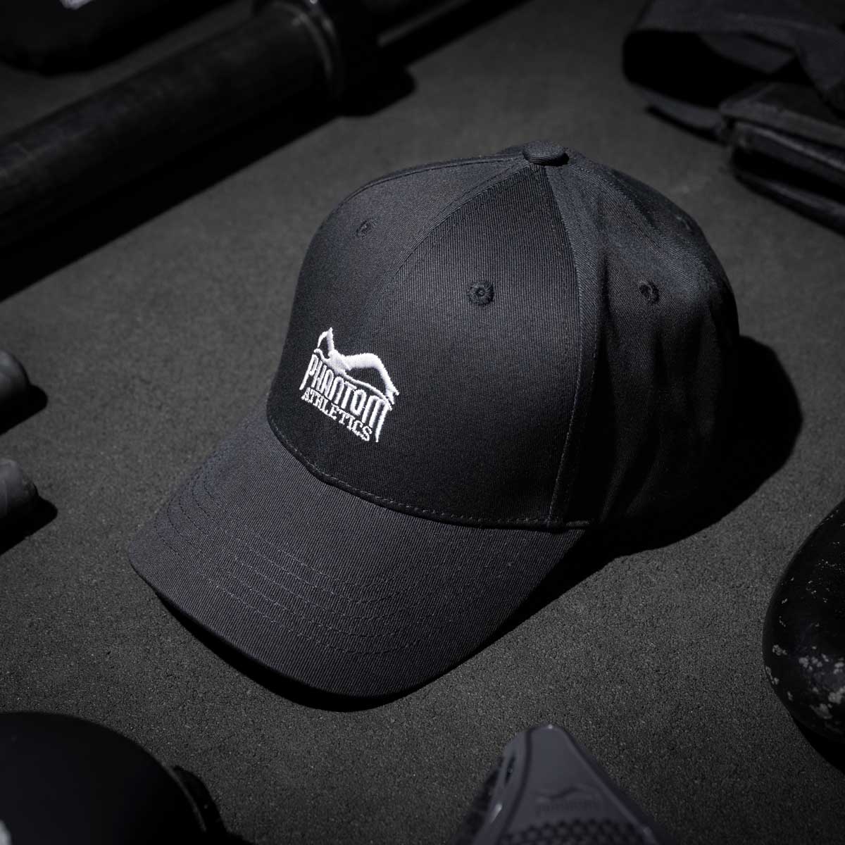 Phantom Cap für Kampfsportler. 6-Panel Cap in Schwarz mit gebogenem Schirm und hochwertig gesticktem Phantom Athletics Logo. Ideal für alle MMA Kämpfer, Boxer, BJJ Kämpfer, Thaiboxer oder Kickboxer.