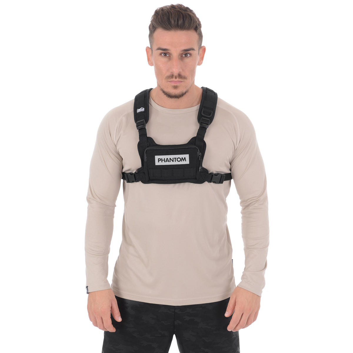 Brusttasche von Phantom Athletics für dein Training. Pefekte anatomische Bauweise für jede Art von Outdoortraining. Ganz egal, ob Joggen, Calisthenics oder Schattenboxen. Mit 2 Taschen für Handy, Geld, Schlüssel und mehr. Reflektierende Logos sorgen dabei für mehr Sicherheit bei schlechten Lichtverhältnissen oder in der Nacht. Sehr angenehm zu tragen und individuell einstellbar. Auch geeignet als Pusherbag für die Straße. Die abnhembare Tasche lässt sich auch mit einem Gurt als Hüfttasche tragen.