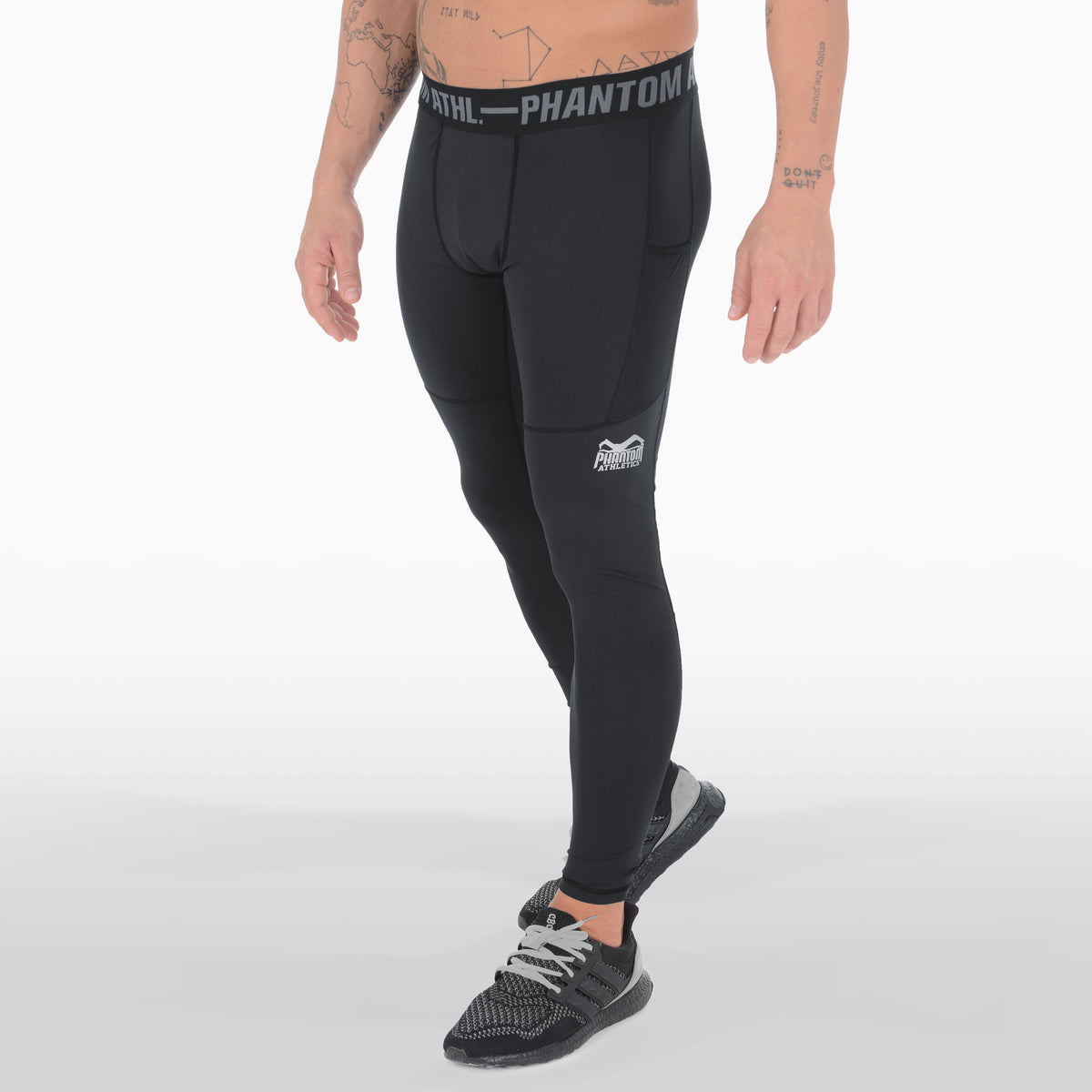 Phantom Athletics Tights Tactic für MMA und Kampfsport.
Diese Performance-Tights bieten maximale Bewegungsfreiheit und Muskelunterstützung, perfekt für Training in MMA, BJJ und Muay Thai.