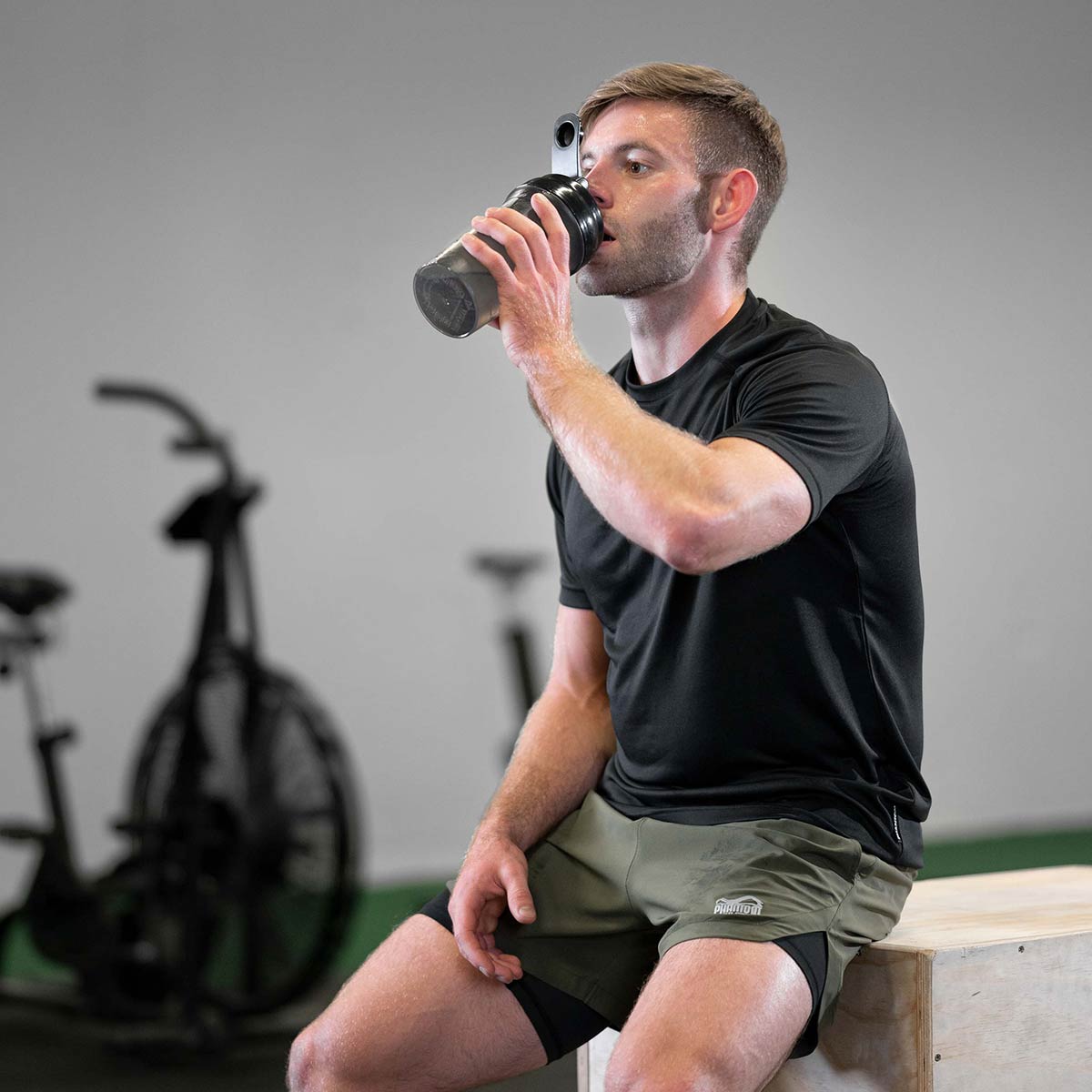 Crossfit Athlet Jakob Weber beim Training mit dem Phantom Athletics Shaker und den Phantom Kreatin Kautabletten.