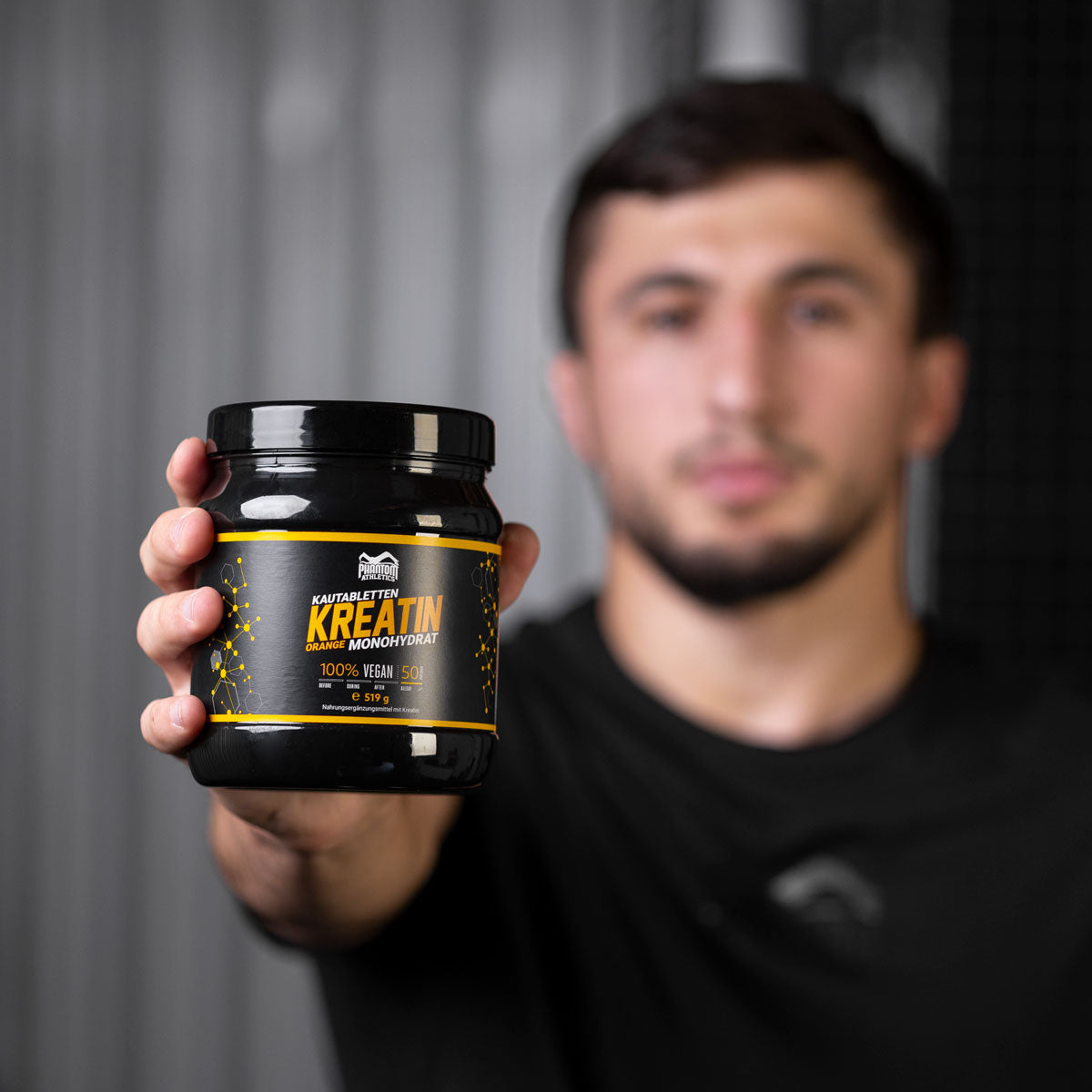 UWW Ringer Weltmeister Idris Ibaev mit den Phantom Kreatin Kautabletten mit Orangengeschmack.