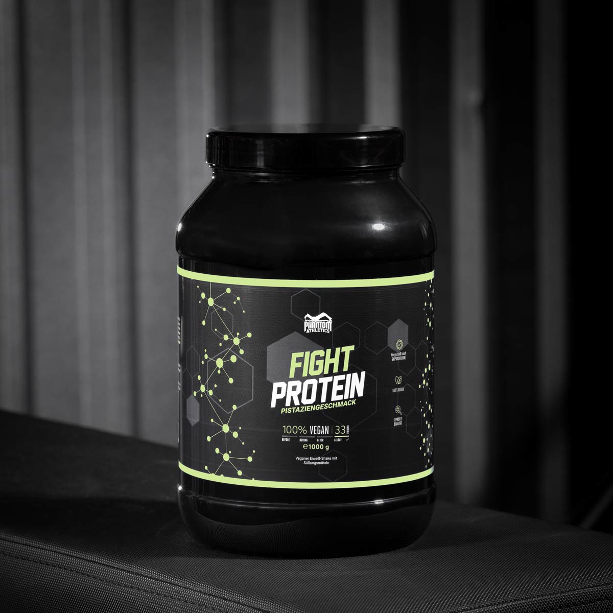 Phantom FIGHT Protein für Kampfsportler mit Pistaziengeschmack im Gym.