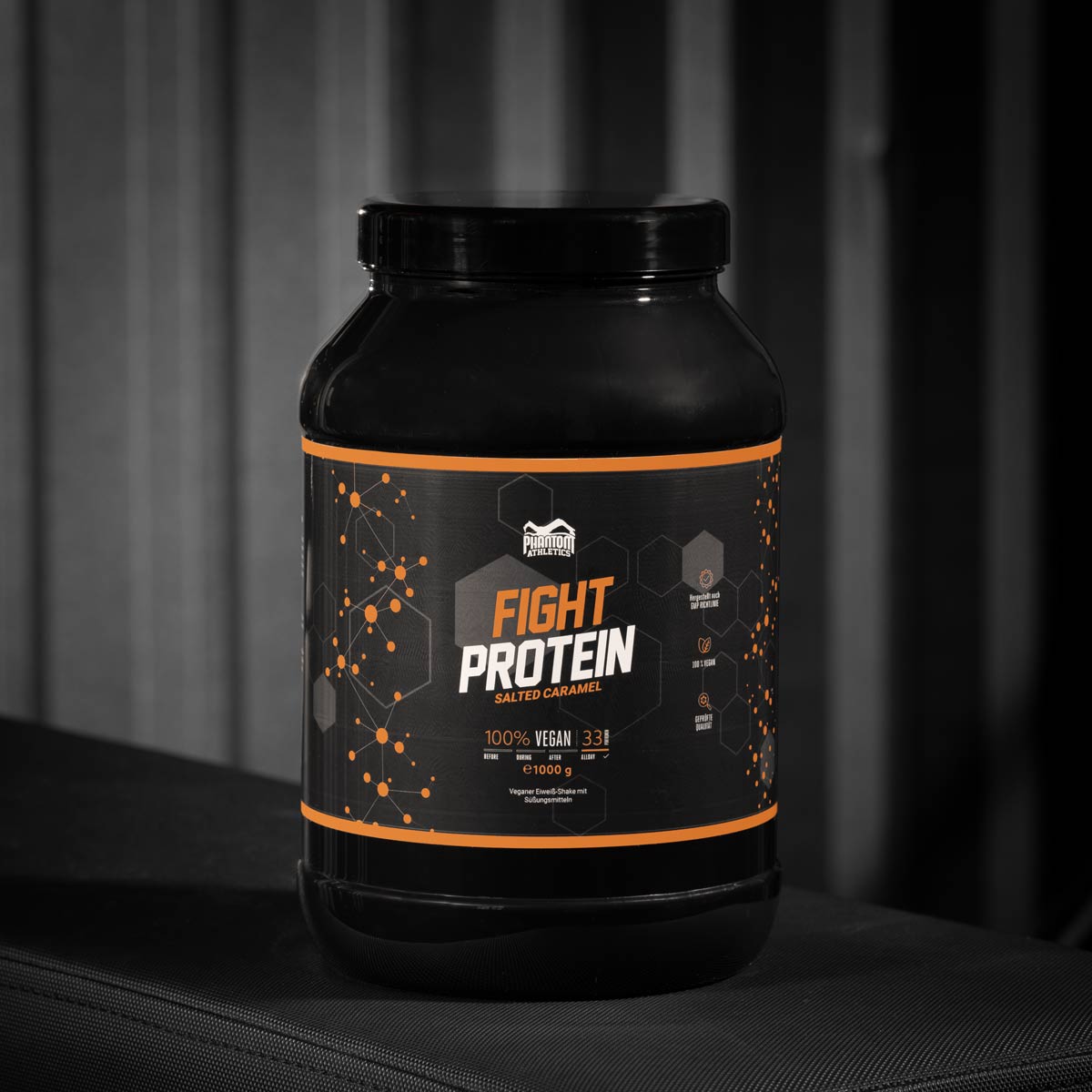 Phantom FIGHT Protein für Kampfsportler mit Salted Karamell Geschmack im Gym.