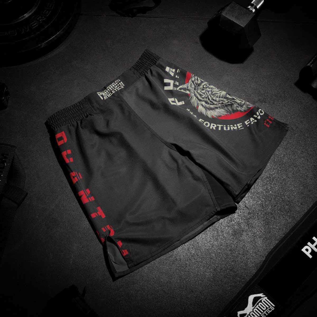 Die Phantom EVO Fightshorts sind die idealen Shorts für deinen Kampfsport. Ganz egal ob MMA, BJJ, Kickboxen oder Muay Thai. Durch das ultraleichte, elastische, reissfeste und schnelltrocknende Material bieten sie die volle Bewegungsfreiheit und maximalen Komfort, so dass du dich ganz auf deinen Fight oder dein Training konzentrieren kannst. Hier im limitierten Tiger Unit Design.