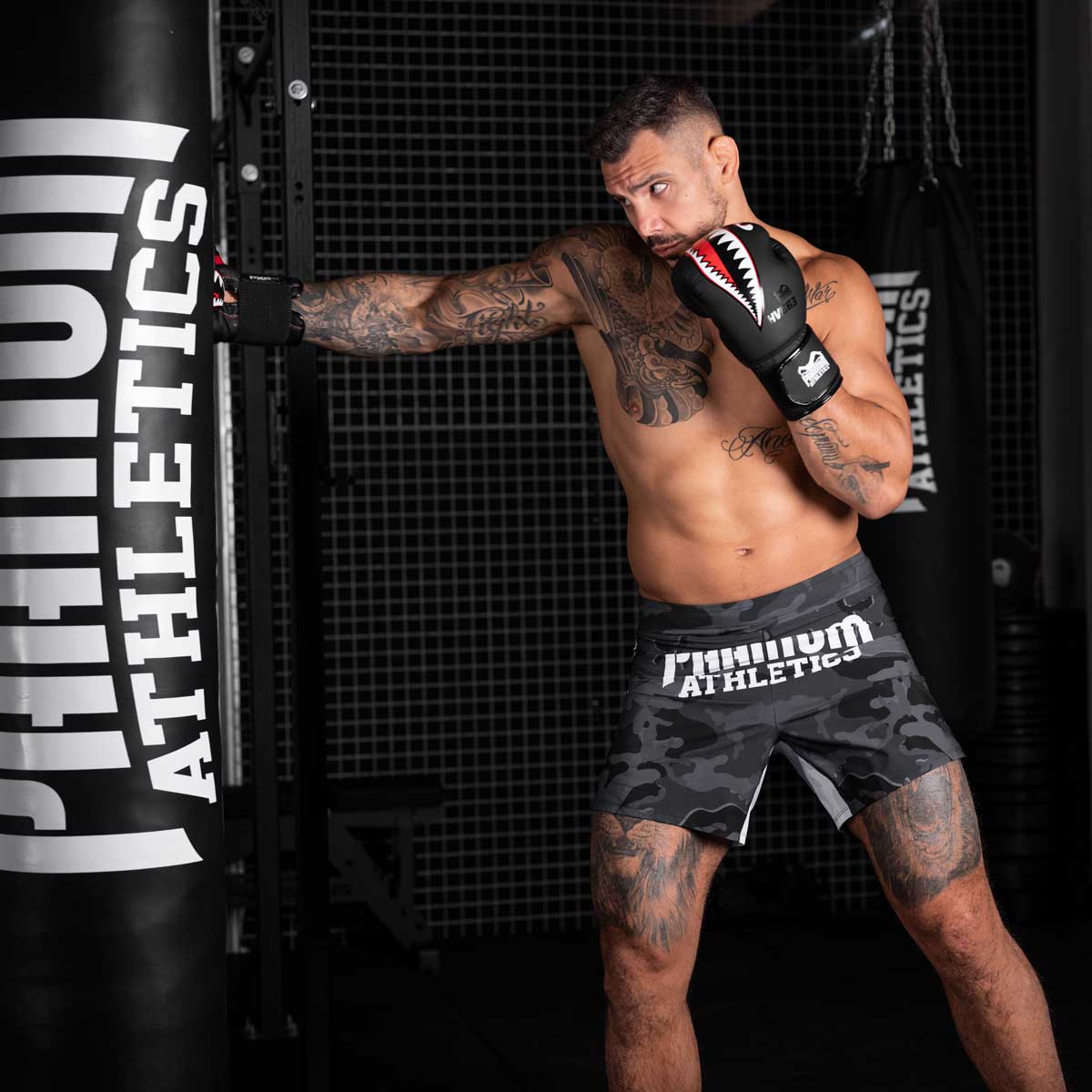 Die Phantom FLEX Fightshorts zählen zu den besten Fightshorts am Markt. Ultraleicht, mega flexibel und reißfest. Reduziert auf ein absolutes Minimum bietet sie dir maximale Performance in deinem Kampfsport. Egal ob BJJ, MMA, Muay Thai oder Kickboxen. Die FLEX Shorts von Phantom Athletics holen das beste aus dir raus. Hier im beliebten Urban Camo Look in schwarz/grau und großem Phantom Athletics Schriftzug auf der Rückseite.  UFC MMA Fighter Aleks Rakic beim Training.