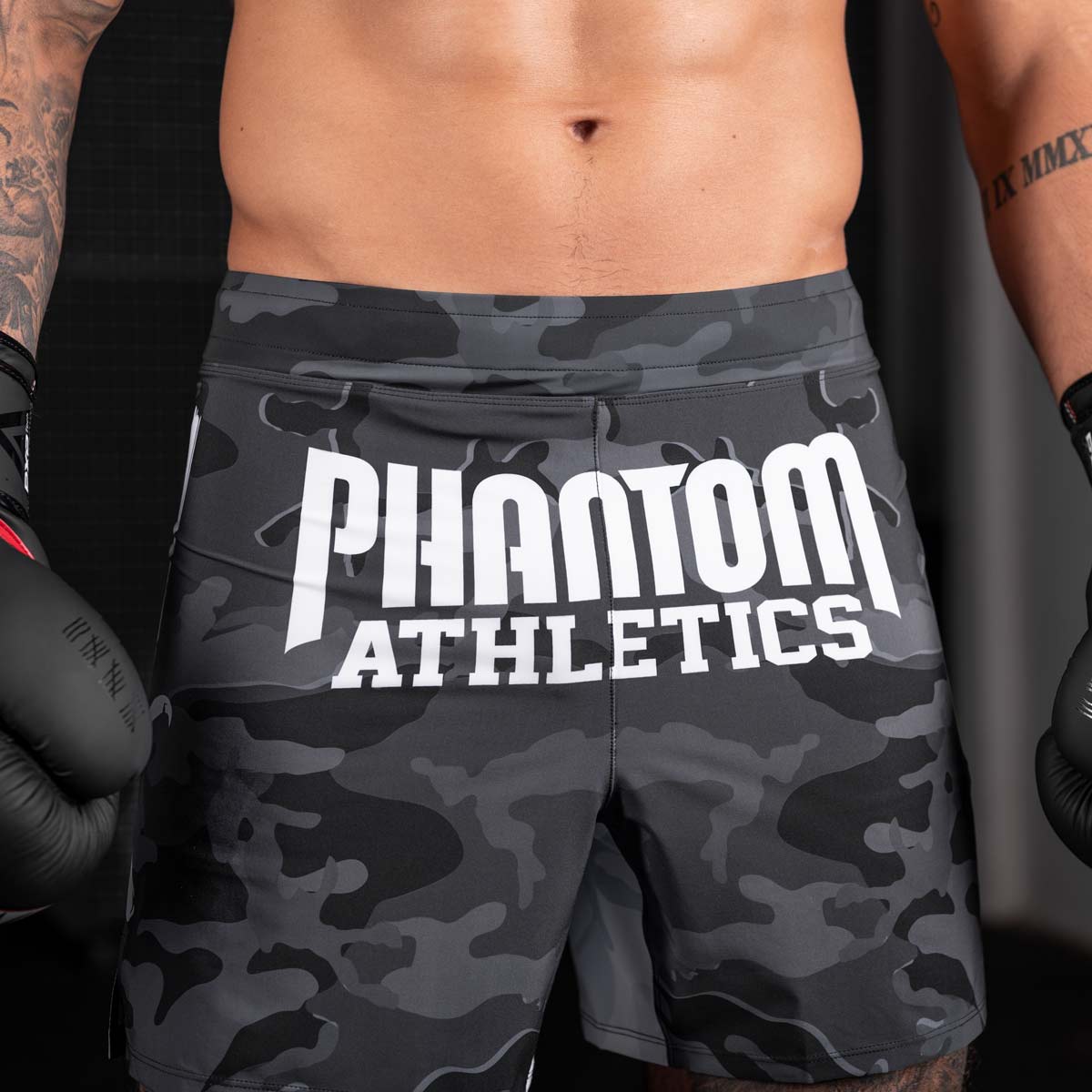 Die Phantom FLEX Fightshorts zählen zu den besten Fightshorts am Markt. Ultraleicht, mega flexibel und reißfest. Reduziert auf ein absolutes Minimum bietet sie dir maximale Performance in deinem Kampfsport. Egal ob BJJ, MMA, Muay Thai oder Kickboxen. Die FLEX Shorts von Phantom Athletics holen das beste aus dir raus. Hier im beliebten Urban Camo Look in schwarz/grau und großem Phantom Athletics Schriftzug auf der Rückseite.  UFC MMA Fighter Aleks Rakic beim Training.